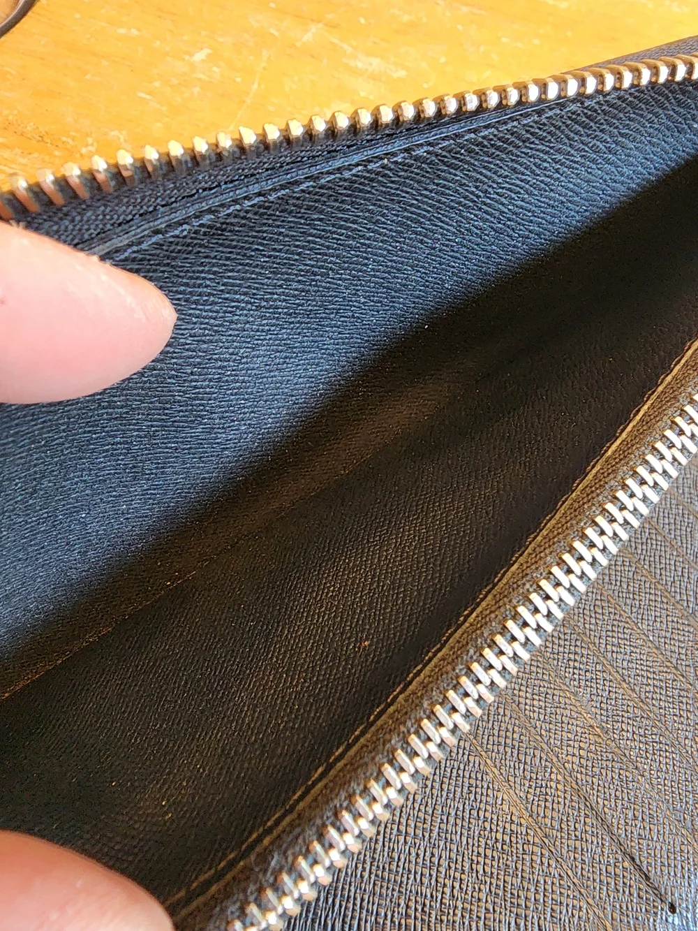 black Louis Vuitton Taiga leather Zippy Vertical zip-around wallet ZIPPER FLAW